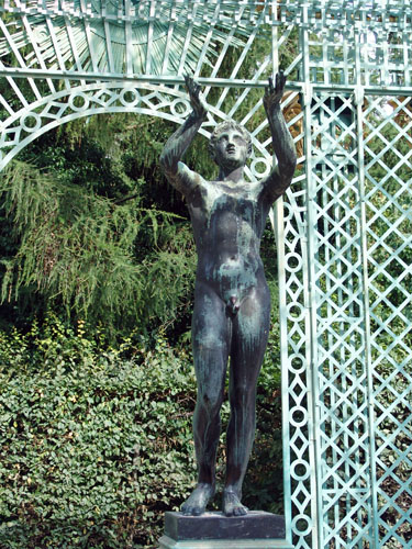 BERLÍN08 (171) jove orant Sanssouci